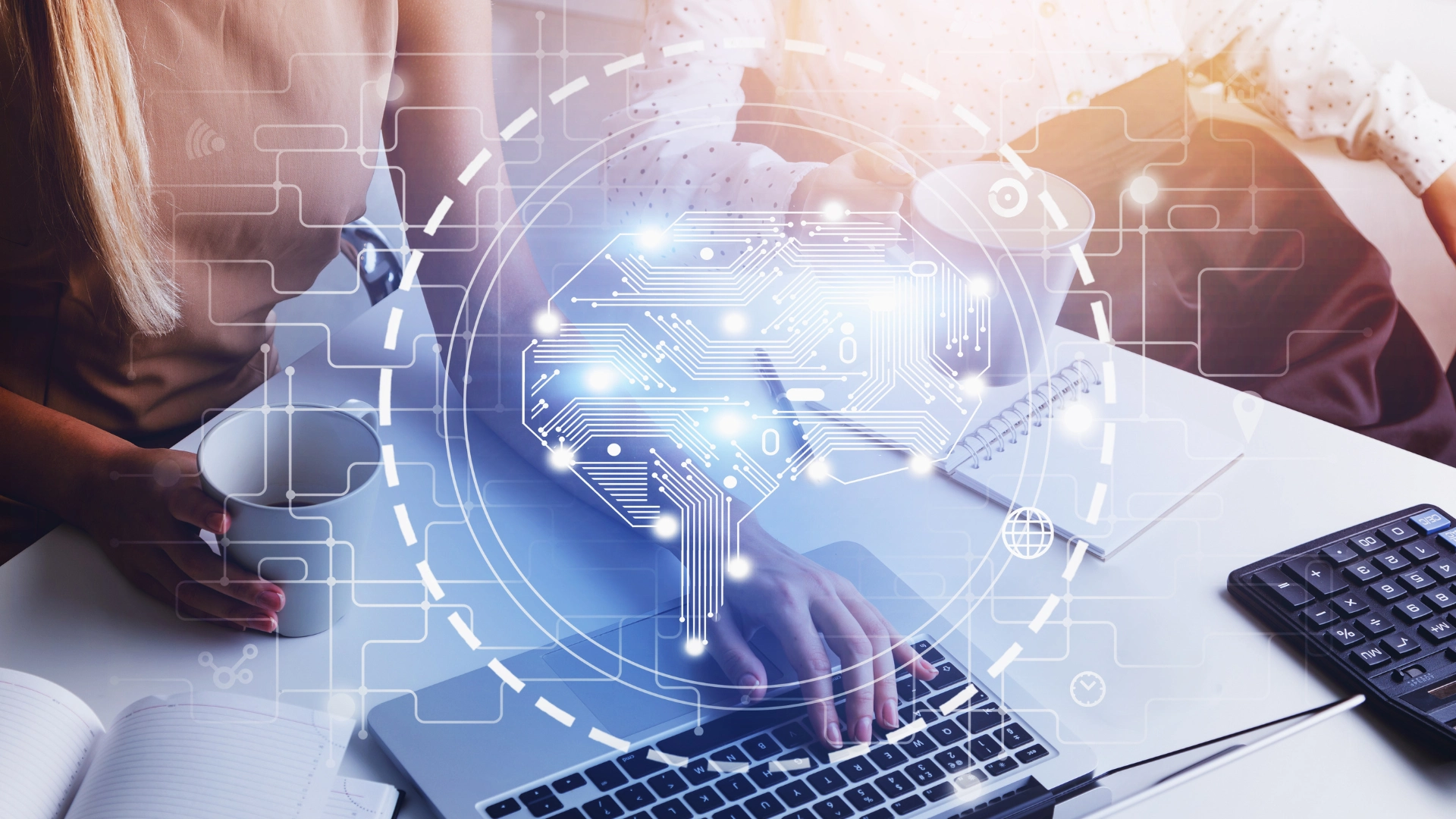 Travail collaboratif sur ordinateur avec une surimpression graphique d’un cerveau numérique symbolisant l’intelligence artificielle.