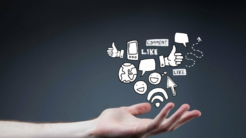 Main ouverte avec des icônes dessinées représentant les interactions sur les réseaux sociaux, comme les likes, commentaires et partages.