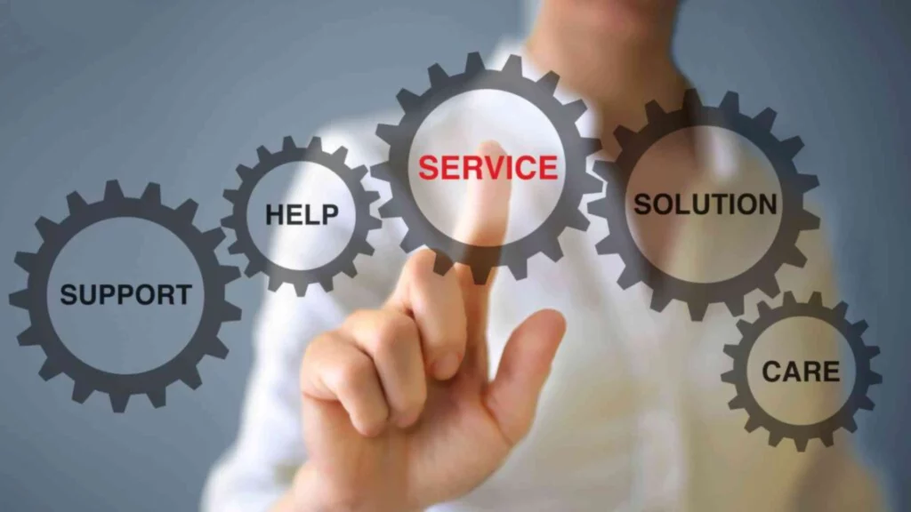 Main appuyant sur une roue dentée virtuelle avec le mot "Service" entourée de termes liés au support client.