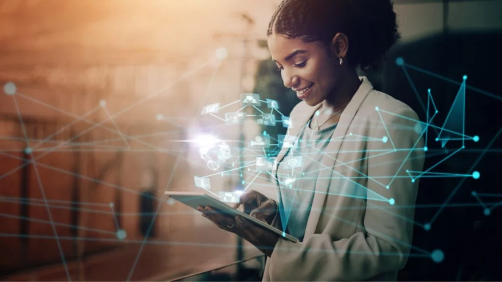 Femme souriante utilisant une tablette avec des interfaces numériques en réalité augmentée.