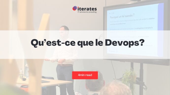 Formateur devant un écran interactif avec le texte « Qu’est-ce que le DevOps ? » affiché au centre.