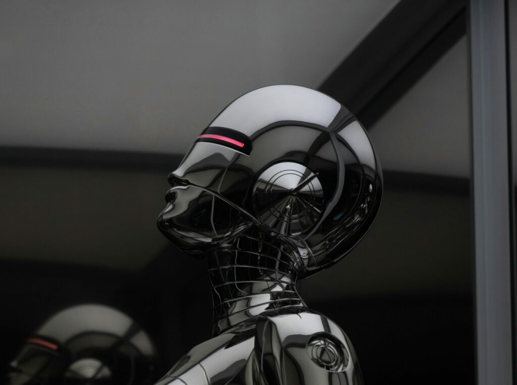 Tête de robot en chrome, symbolisant les outils d'IA pour booster la productivité