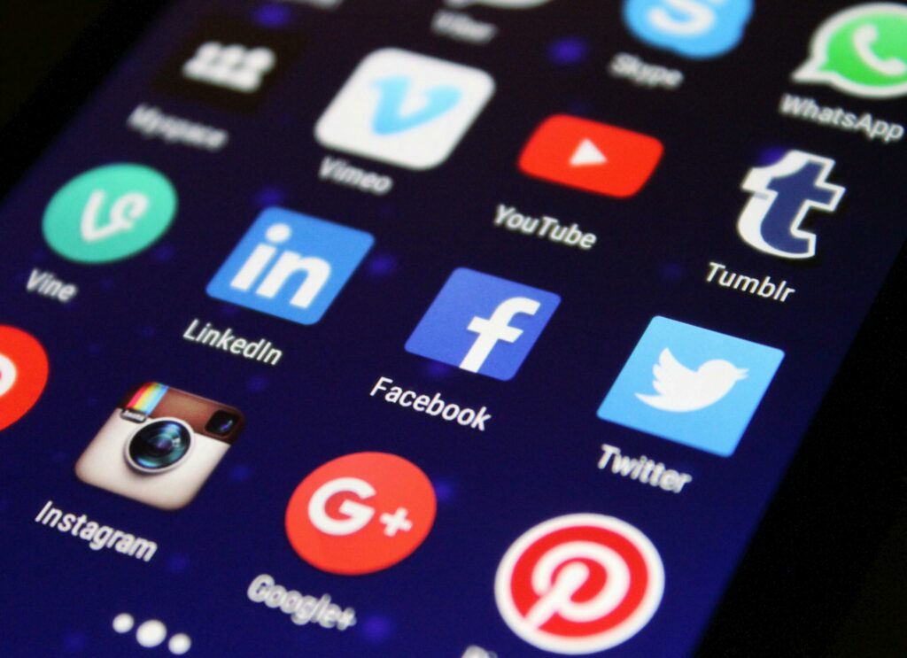 Écran de smartphone affichant des icônes d'applications de réseaux sociaux populaires.