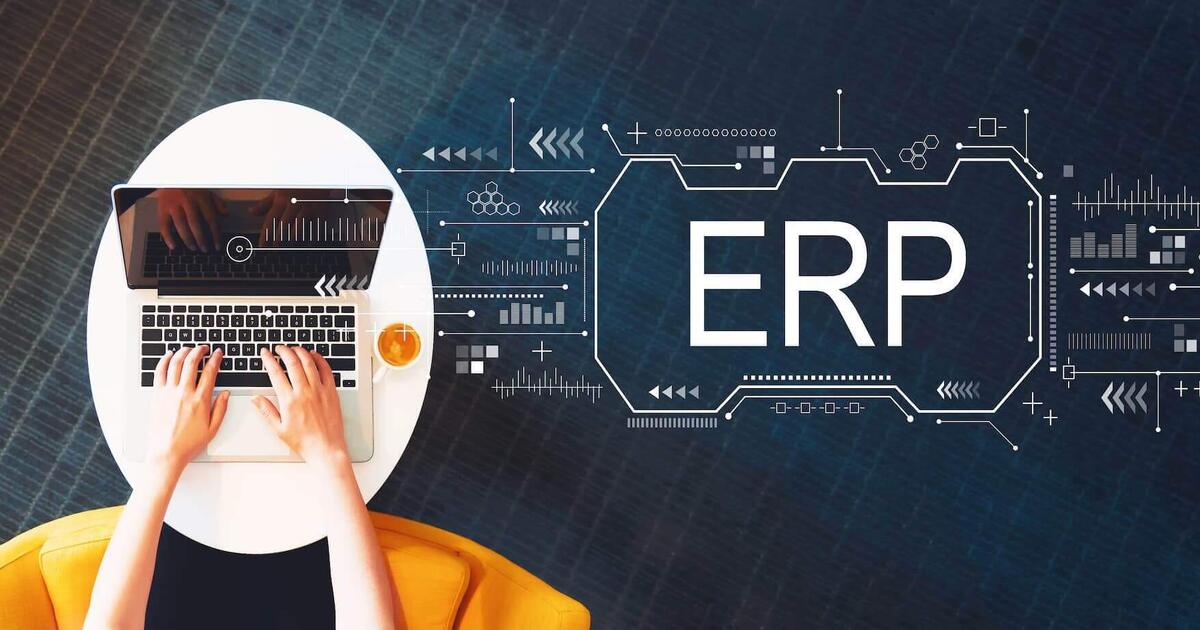 Personne utilisant un ordinateur portable avec une interface numérique ERP affichée à droite sur fond bleu technologique.
