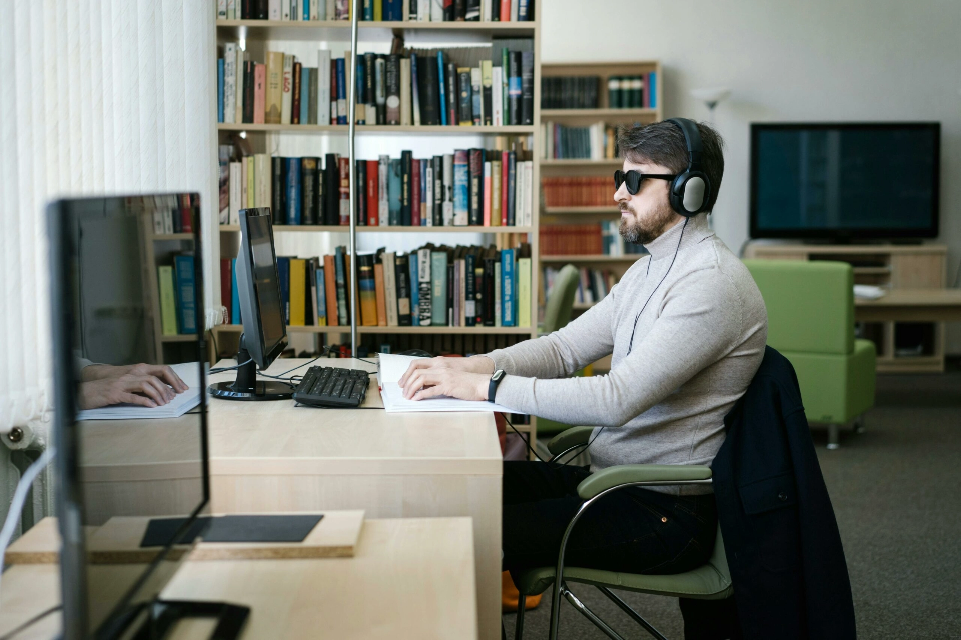 Un homme travaillant sur son pc avec ces lunettes