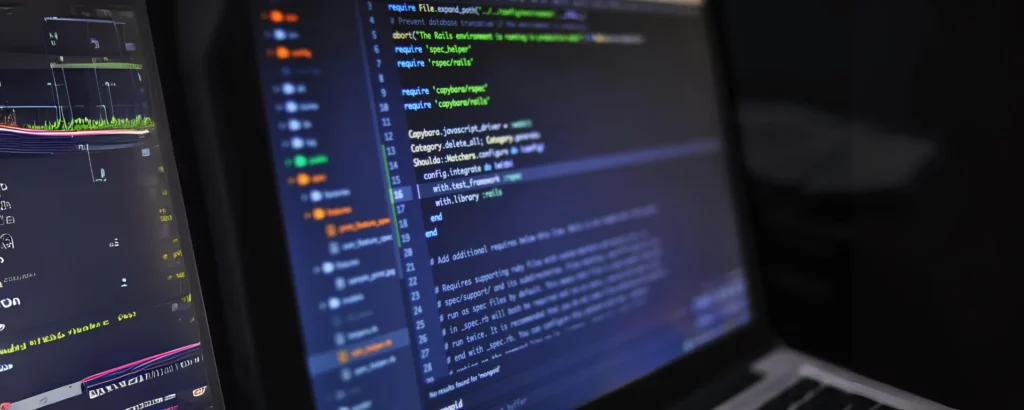 Écran d'ordinateur affichant du code informatique avec des lignes de texte coloré dans un éditeur de texte.