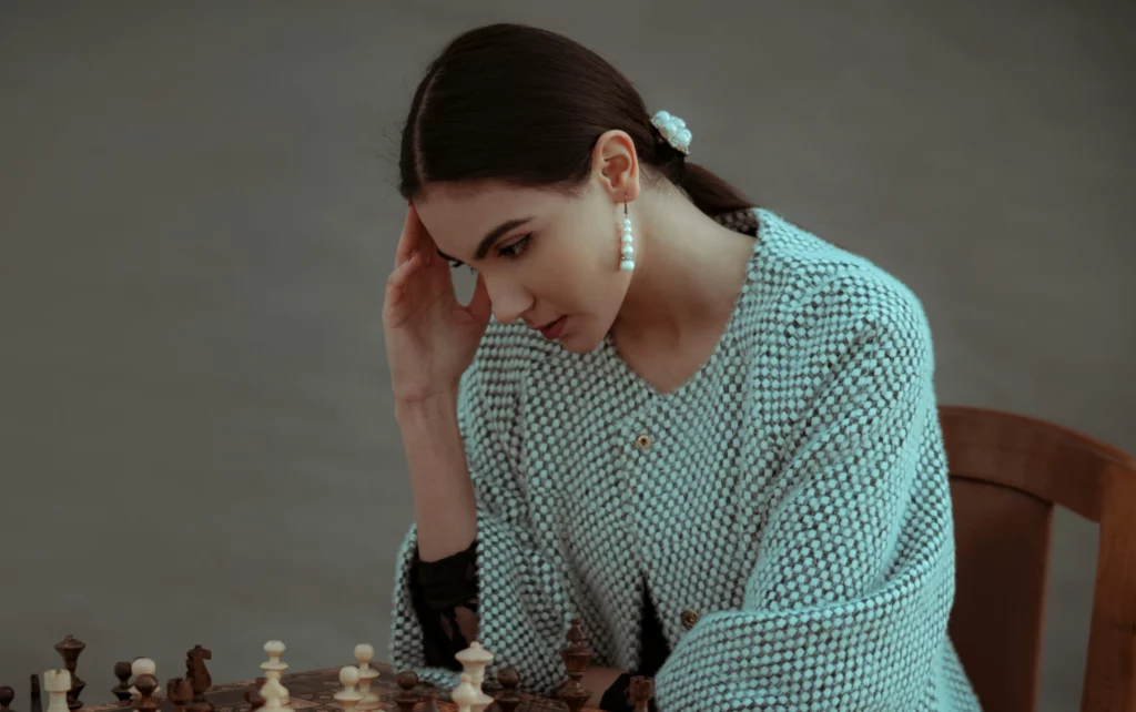 Femme concentrée jouant aux échecs.