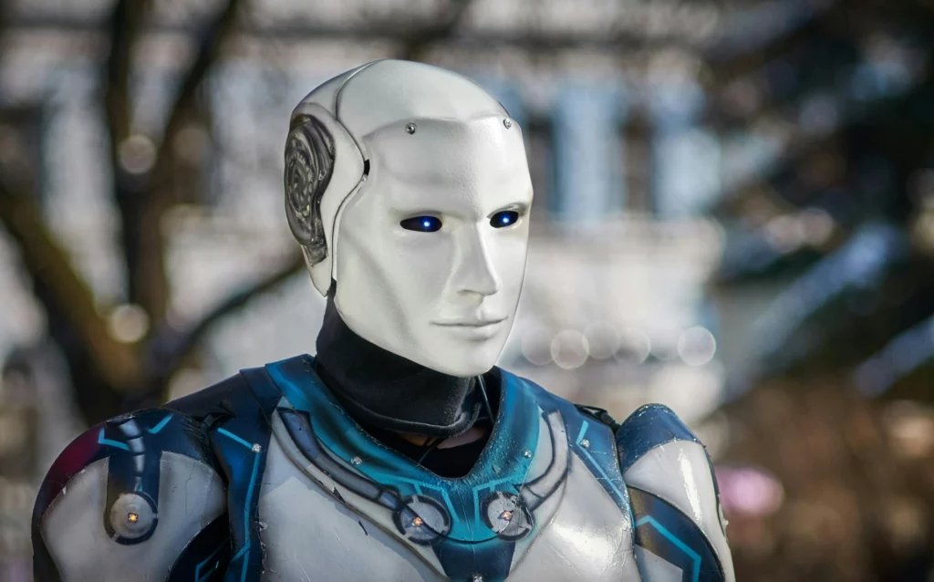 Robot humanoïde futuriste avec un visage blanc et des yeux lumineux bleus.
