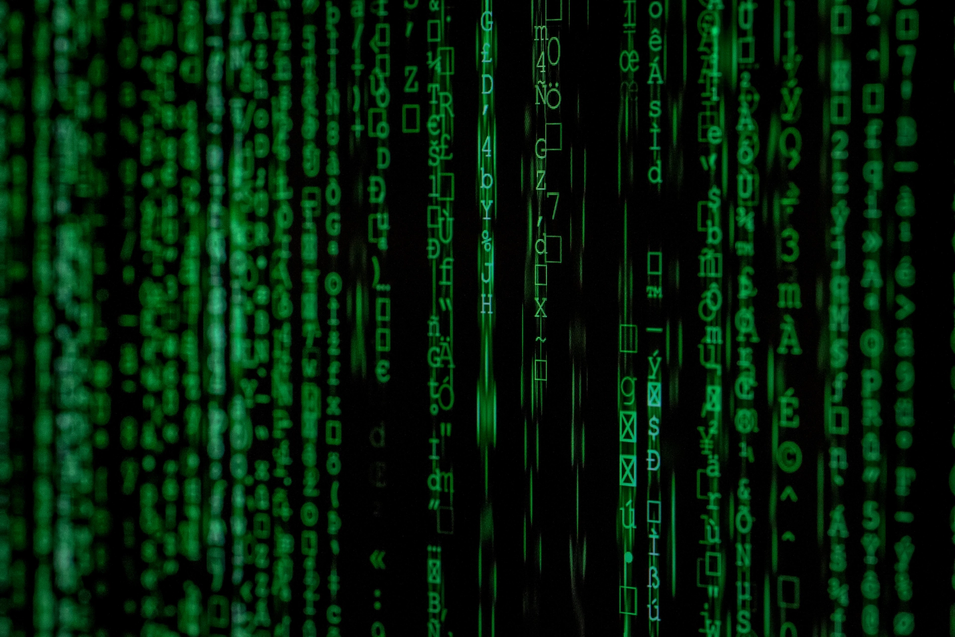 Écran affichant un flux de code vert sur fond noir, style Matrix.