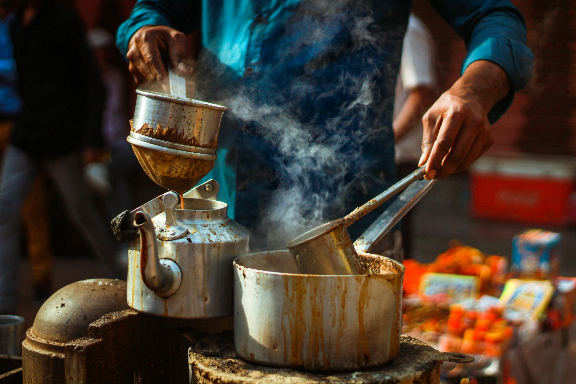 Vendeur de chai (thé indien) en train de préparer la boisson dans la rue.