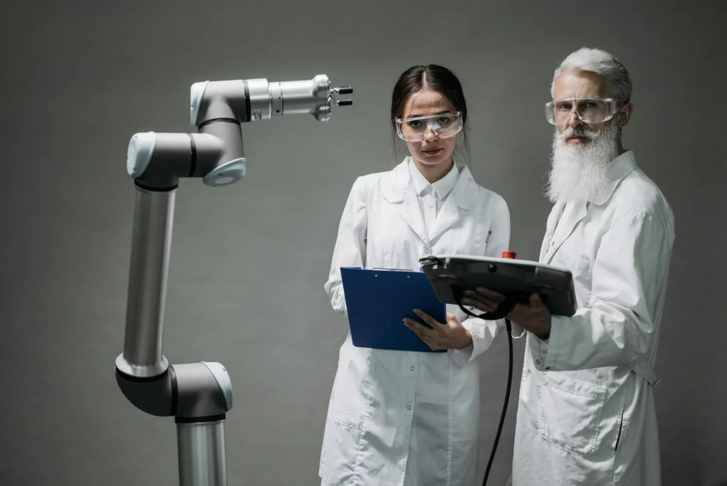 Deux chercheurs observant un robot dans un laboratoire.