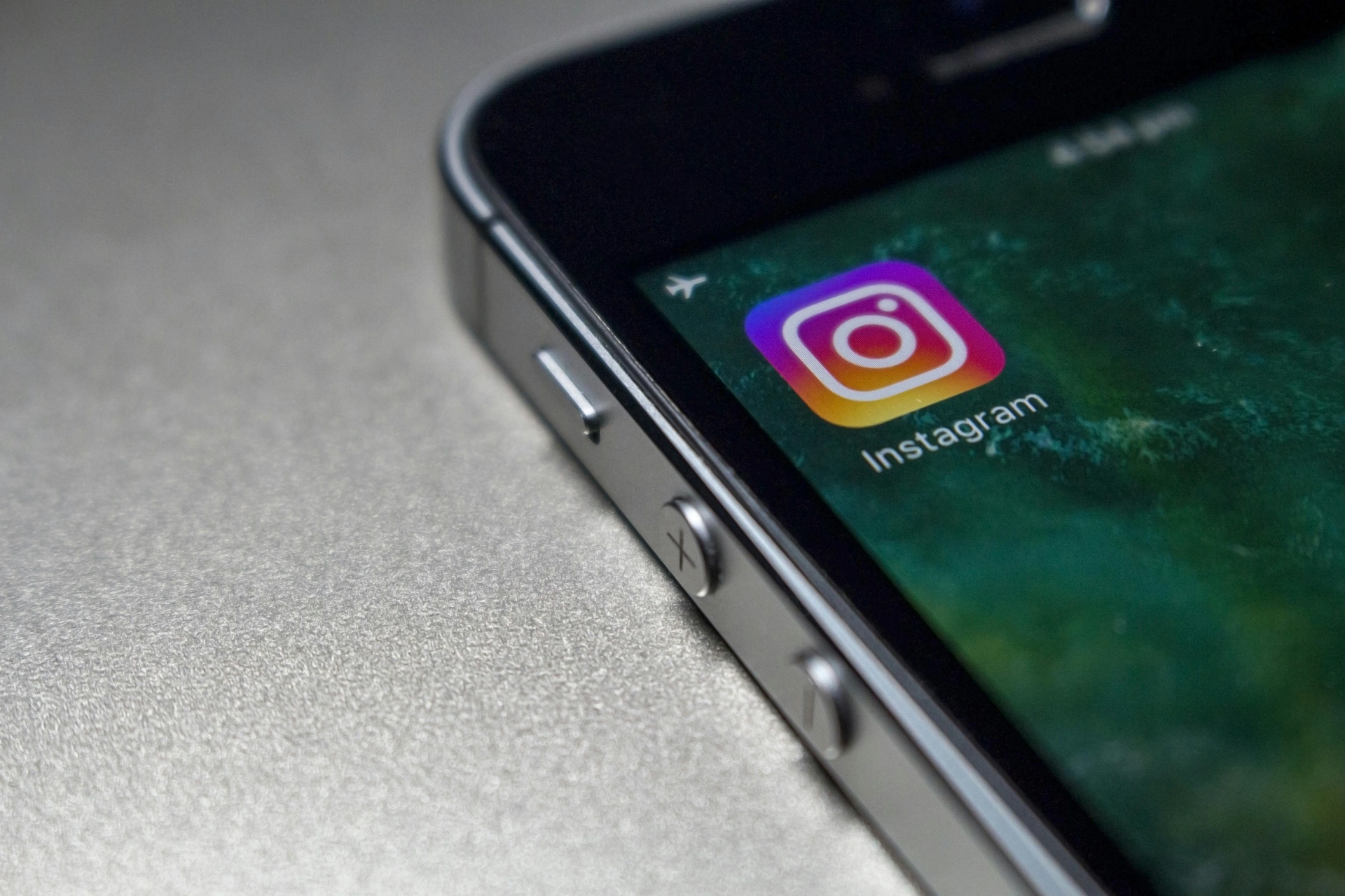 Écran de smartphone affichant l’icône de l’application Instagram.